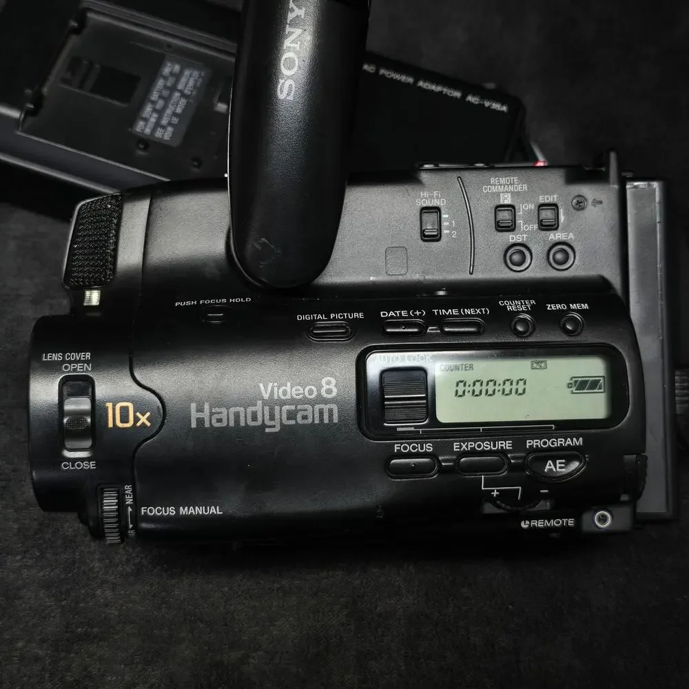 SONY Video Camera Recorder CCD-TRV91 Camcorder Charger Batteries & Videotape